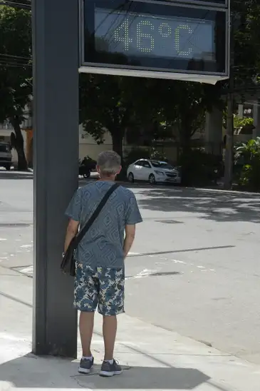 Tomaz Silva/Agência Brasil Termômetros marcando 46°C em um dia de calor intenso no Rio de Janeiro